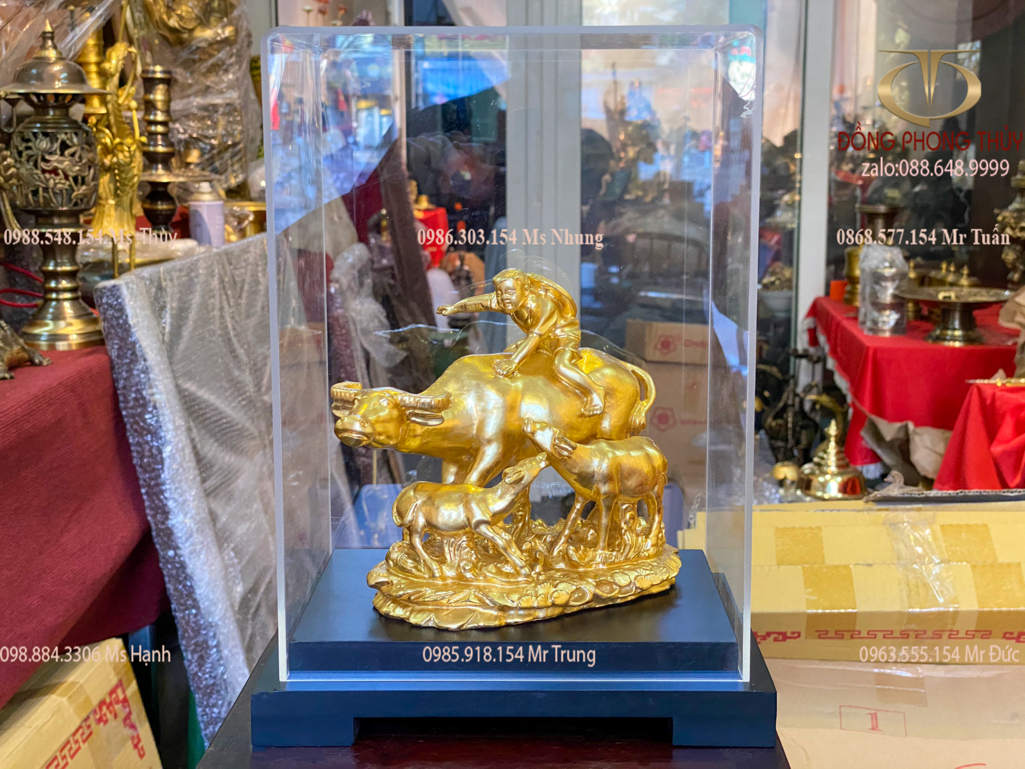 Tượng chú tiểu chăn trâu mẹ con bằng đồng thếp vàng 24k