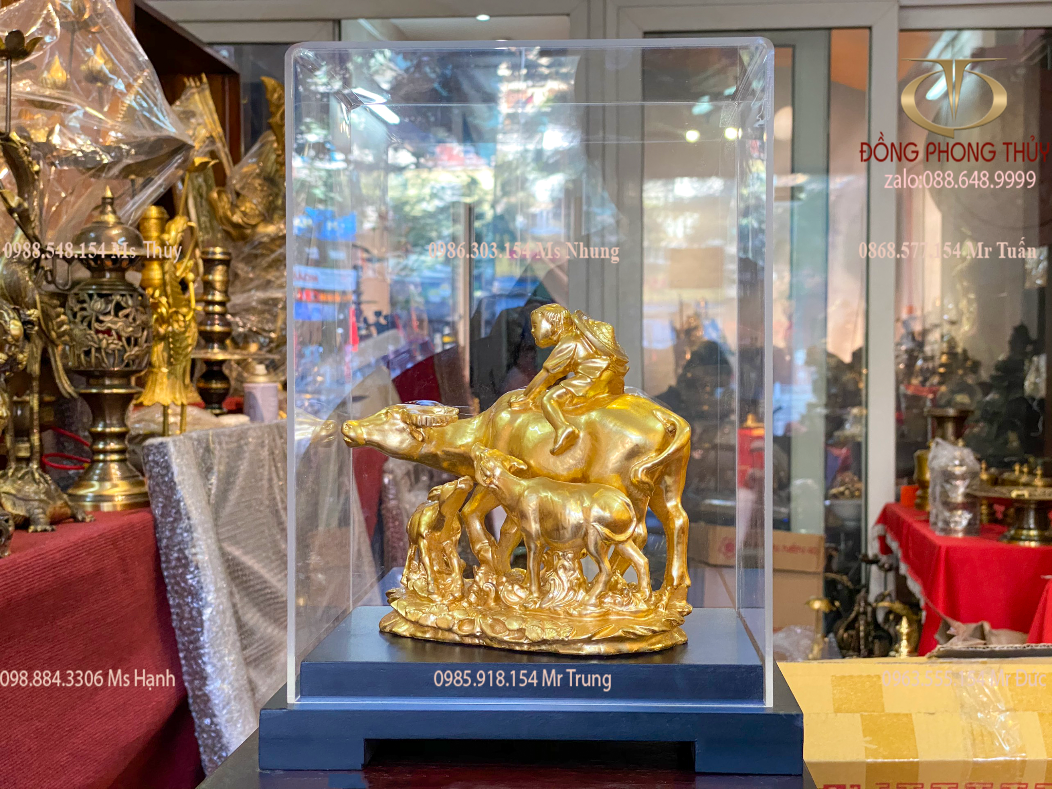 Tượng chú tiểu chăn trâu mẹ con bằng đồng thếp vàng 24k