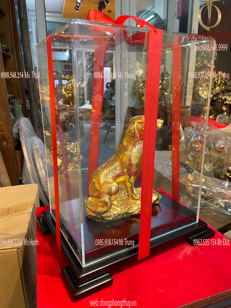 Quà tặng mạ vàng: Tượng chó bằng đồng dát vàng 24k