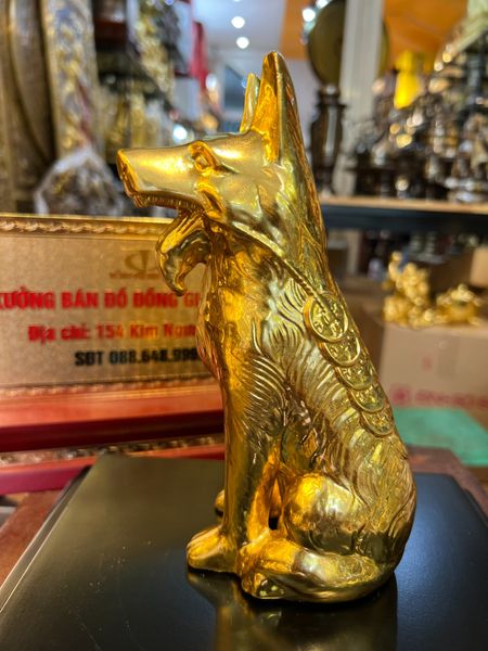 Quà tặng mạ vàng: Tượng chó phong thủy bằng đồng dát vàng 24k