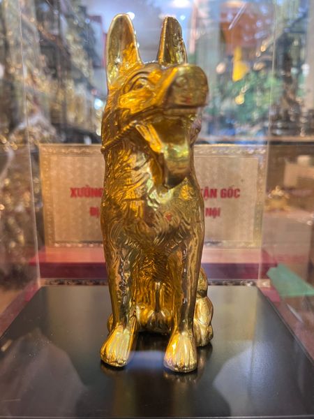 Quà tặng mạ vàng: Tượng chó phong thủy bằng đồng dát vàng 24k