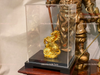 Quà tặng sếp tượng nghựa hý phong thủy bằng đồng dát vàng 24k