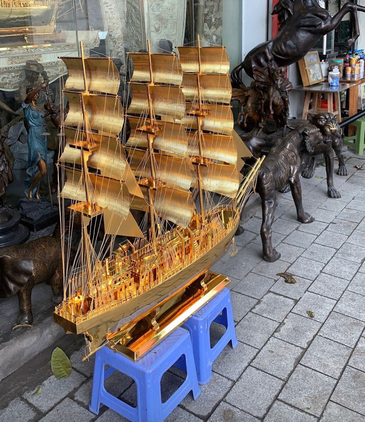 Mô hình Thuyền buồm mạ vàng  Thuyền buồm phong thuỷ dát vàng 24K  Quà  Tặng Cao Cấp
