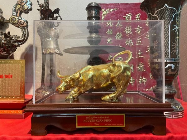Quà tặng sếp: tượng bò tót phố WALL thiếp vàng 24k
