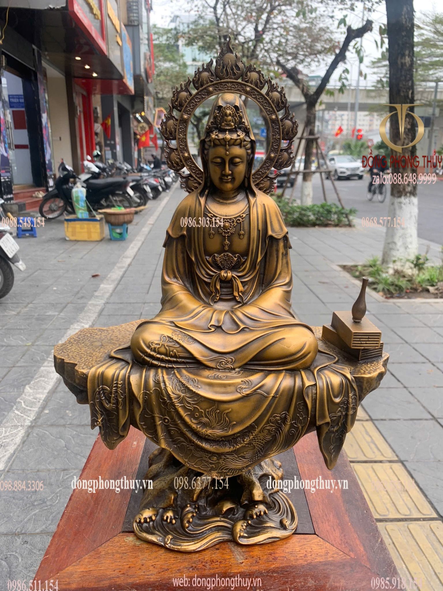 Tượng Quan Âm ngồi bệ đá bằng đồng vàng nguyên chất xi hun