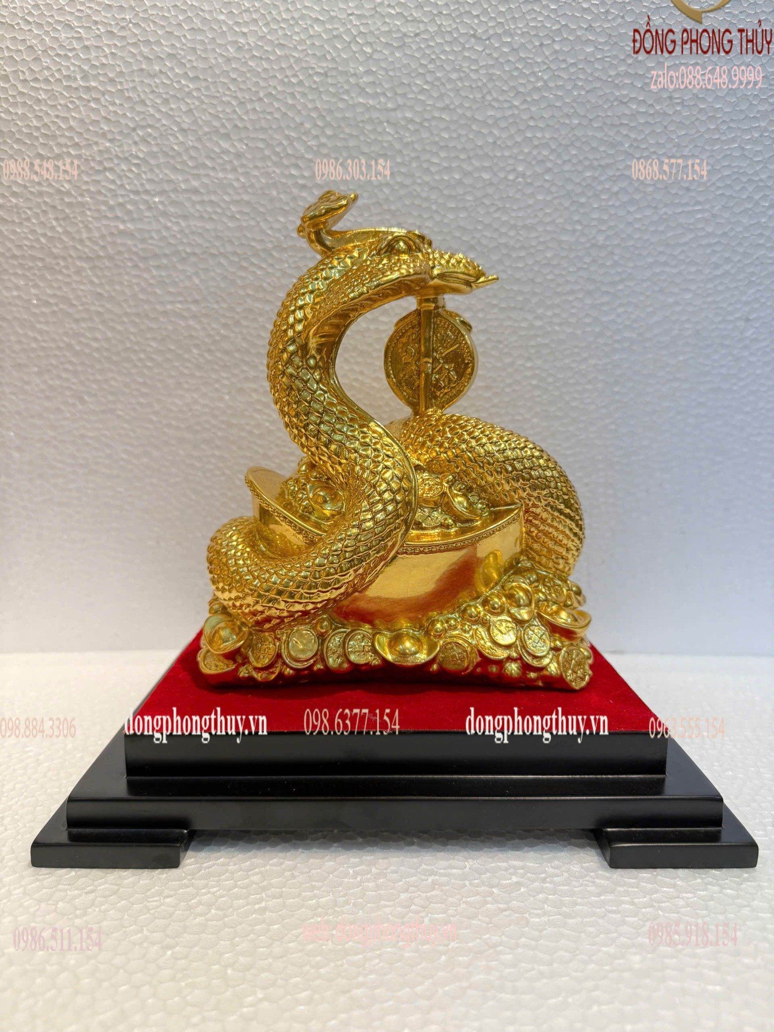Tượng rắn mạ vàng cuộn thỏi vàng