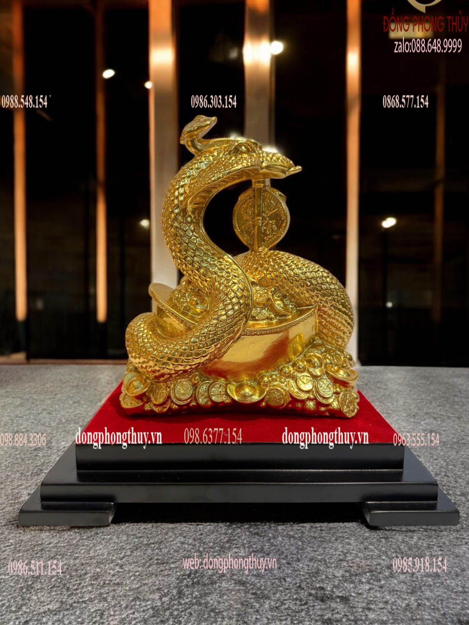 Tượng rắn mạ vàng cuộn thỏi vàng