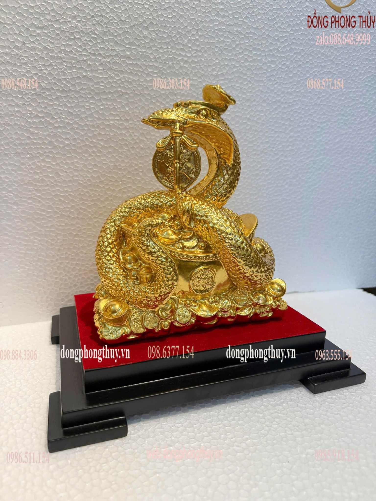 Tượng rắn mạ vàng cuộn thỏi vàng