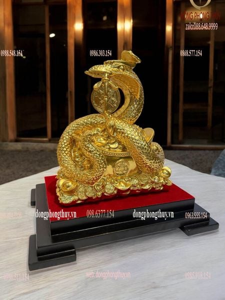 Tượng rắn mạ vàng cuộn thỏi vàng