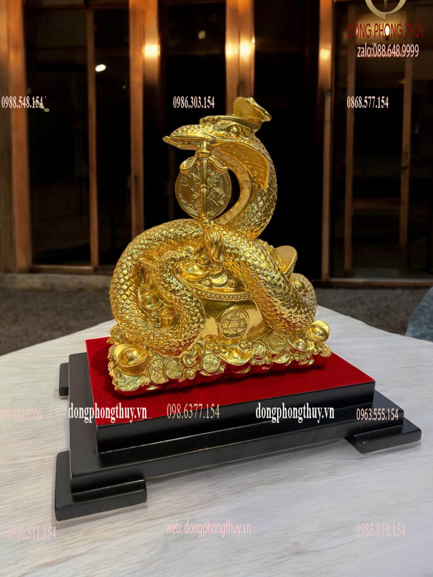 Tượng rắn mạ vàng cuộn thỏi vàng