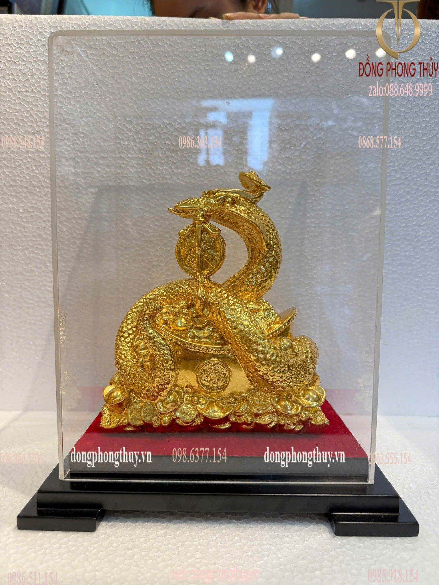 Tượng rắn mạ vàng cuộn thỏi vàng
