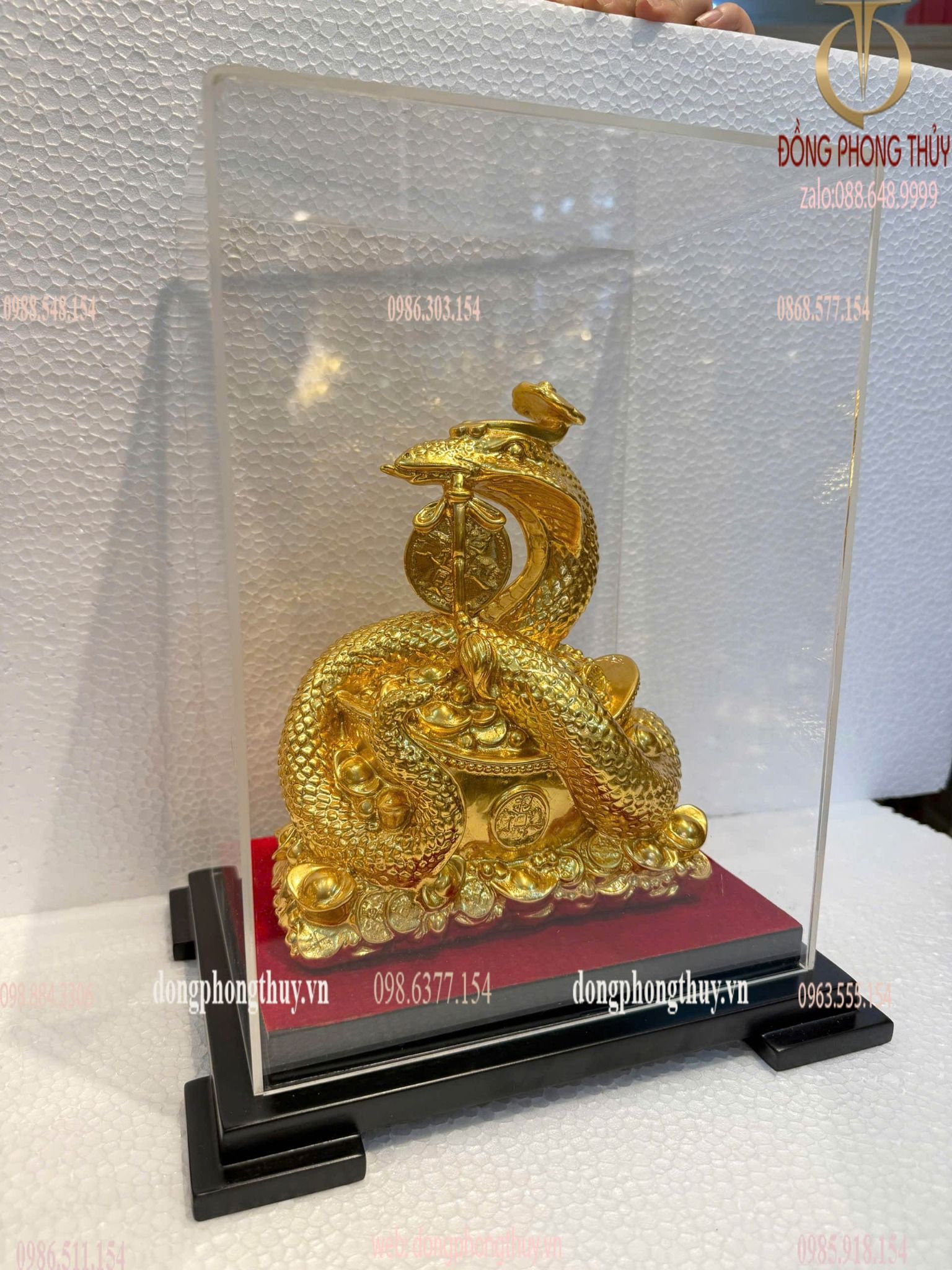 Tượng rắn mạ vàng cuộn thỏi vàng