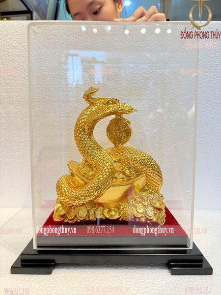 Tượng rắn mạ vàng cuộn thỏi vàng