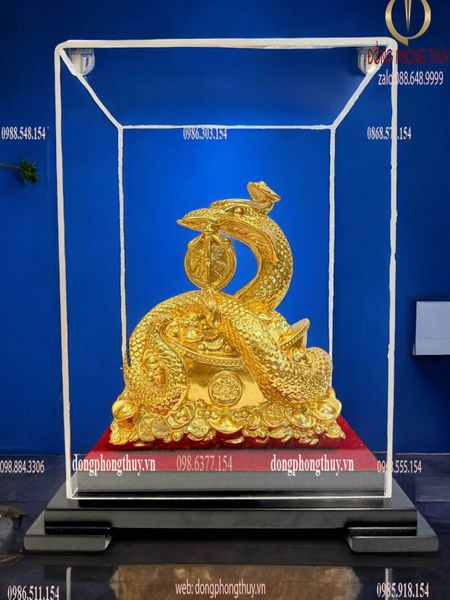 Tượng rắn mạ vàng cuộn thỏi vàng