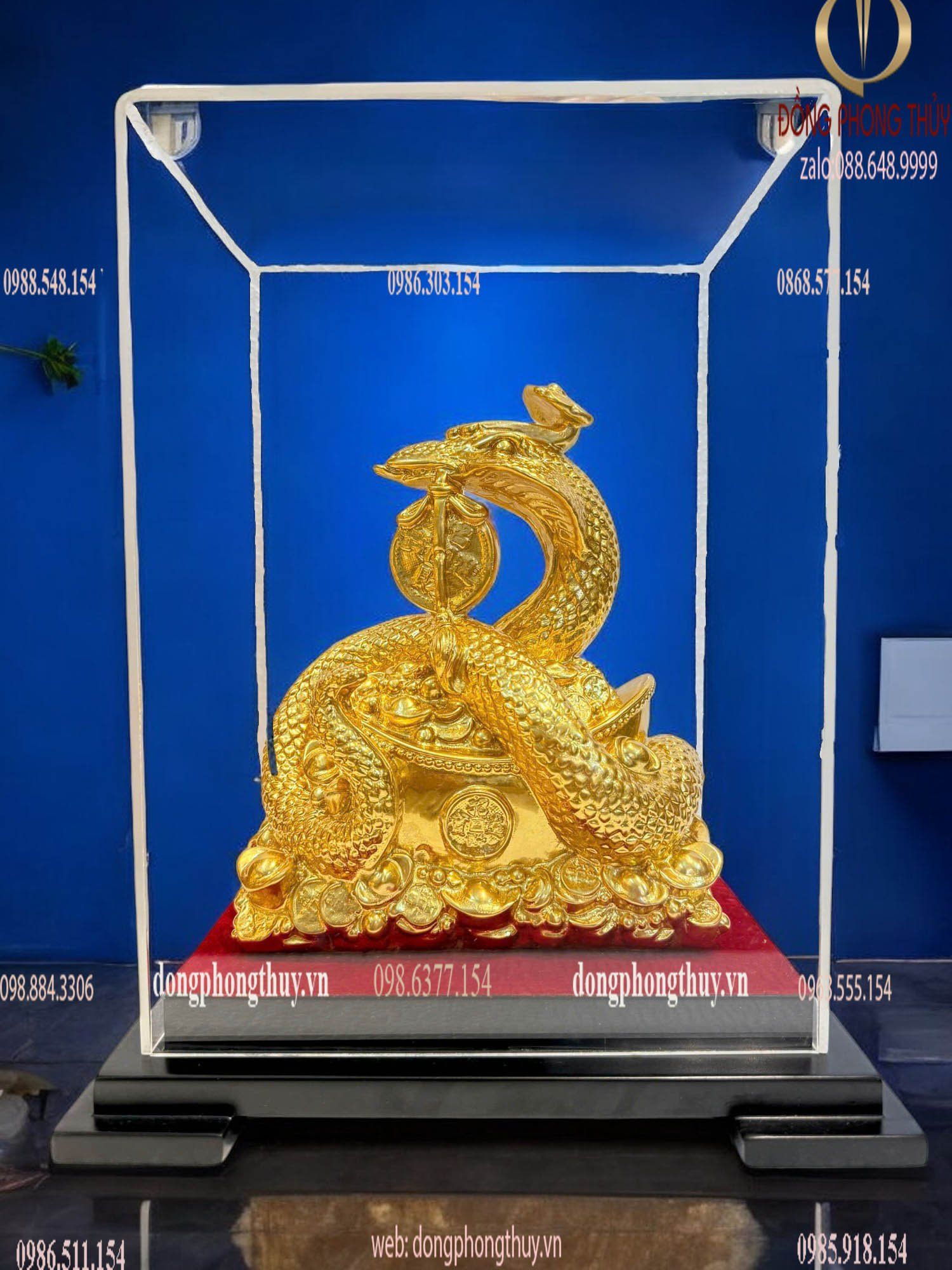 Tượng rắn mạ vàng cuộn thỏi vàng
