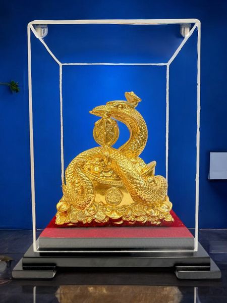 Tượng rắn mạ vàng cuộn thỏi vàng