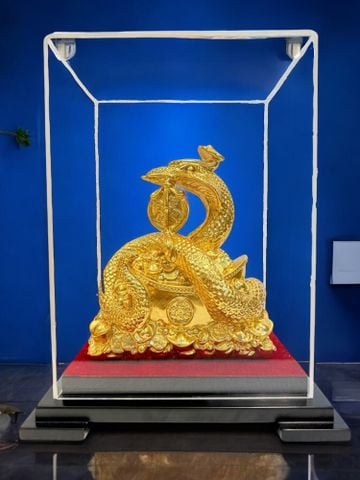 Tượng rắn mạ vàng cuộn thỏi vàng