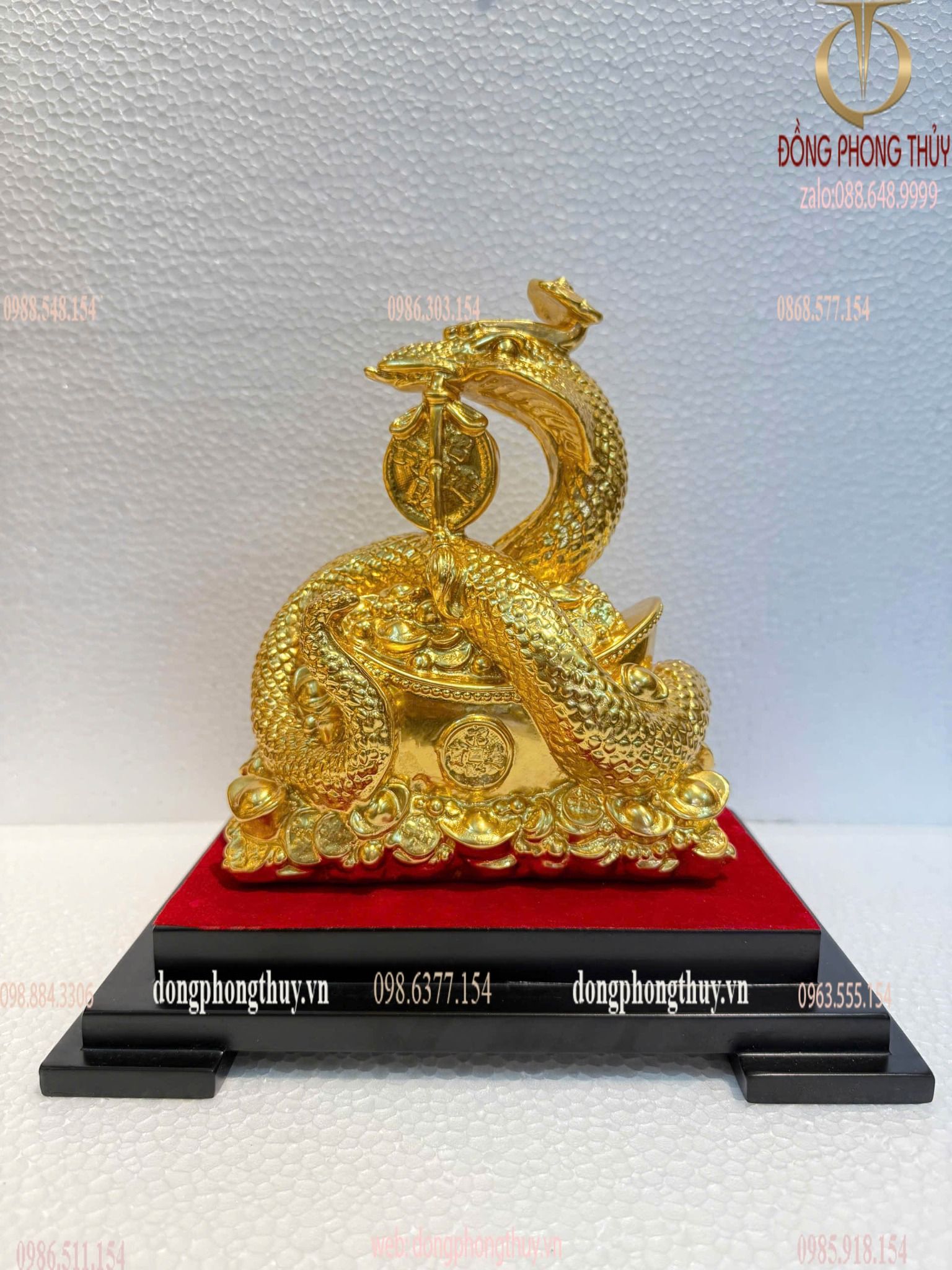 Tượng rắn mạ vàng cuộn thỏi vàng