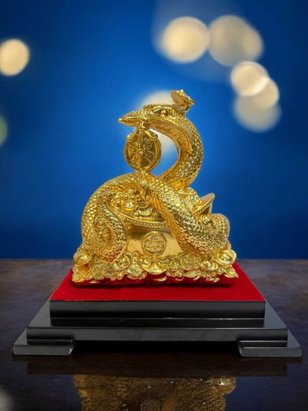 Tượng rắn mạ vàng cuộn thỏi vàng