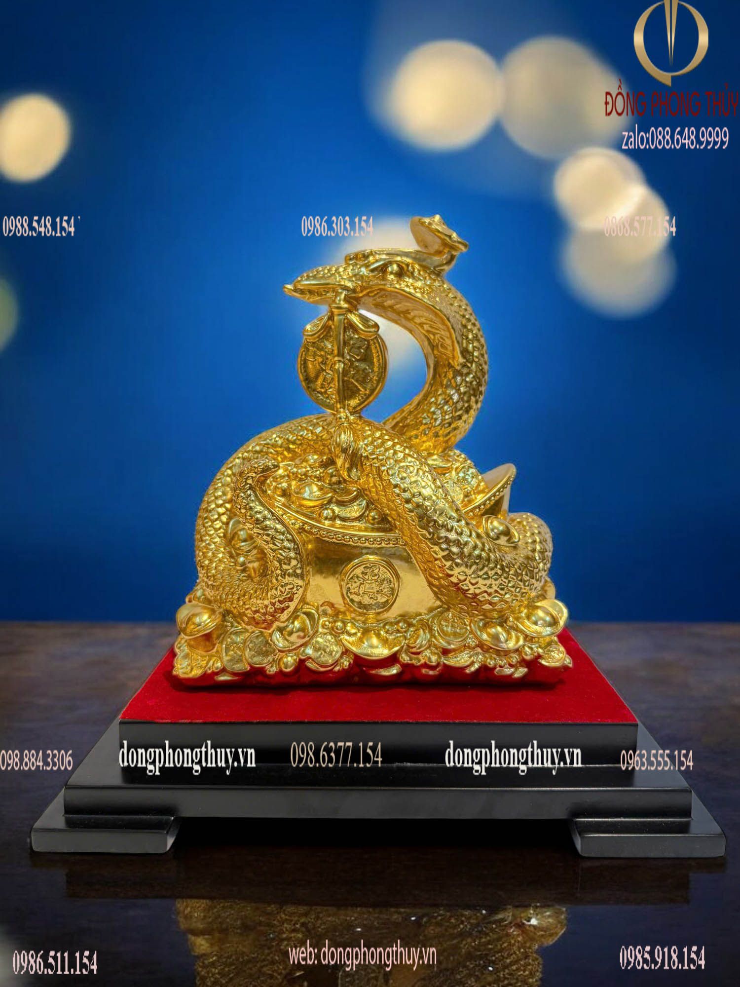 Tượng rắn mạ vàng cuộn thỏi vàng