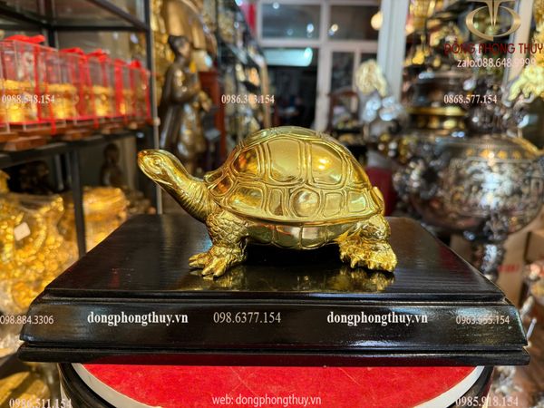 Tượng rùa bằng đồng dát vàng