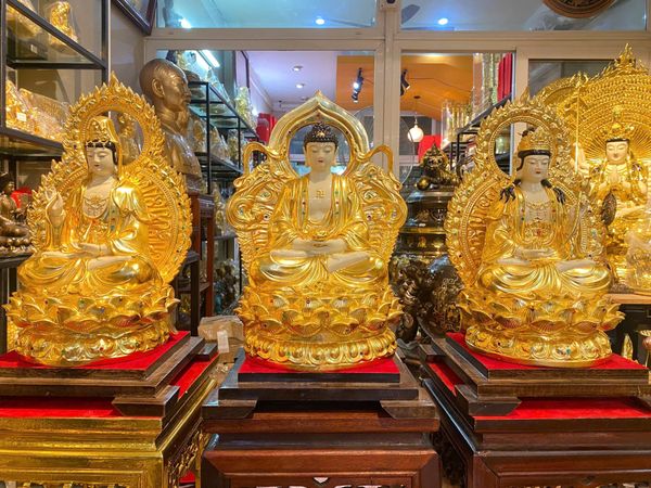Tây Phương Tam Thánh cao 43cm nặng 38kg dát vàng 24k, vẽ màu, đính đá