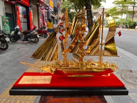 Mô hình thuyền buồm Lê Quý Đôn mạ vàng 24K ngang 54 cao 42 sâu 16cm
