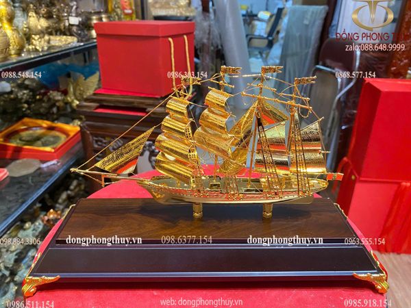 Quà tặng sếp nam nữ: Mô hình thuyền buồm bằng đồng mạ vàng 24k