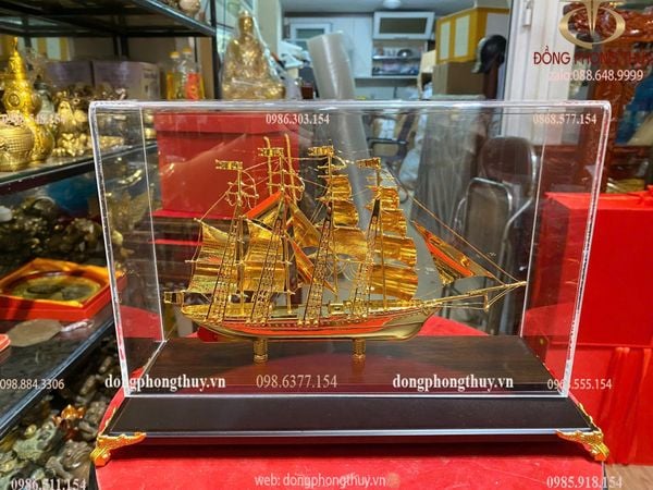 Quà tặng sếp nam nữ: Mô hình thuyền buồm bằng đồng mạ vàng 24k