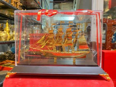 Quà tặng sếp nam nữ: Mô hình thuyền buồm bằng đồng mạ vàng 24k
