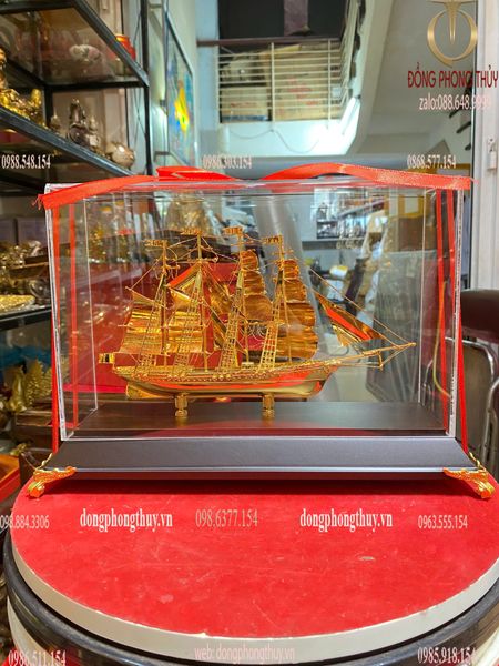 Quà tặng sếp nam nữ: Mô hình thuyền buồm bằng đồng mạ vàng 24k