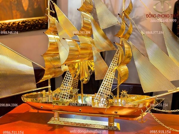 Quà tặng vip: Mô hình thuyền buồm mạ vàng 24k cao 71.5 dài 96 sâu 33cm