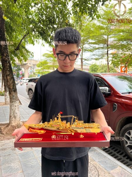 Mô hình tàu hạm đội tàu chiến Lý Thái Tổ bằng đồng mạ vàng 24K ngang 51 cao 25 sâu 14cm