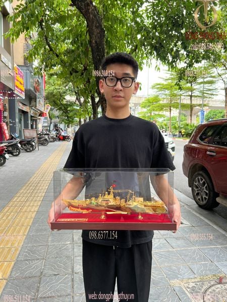 Mô hình tàu hạm đội tàu chiến Lý Thái Tổ bằng đồng mạ vàng 24K ngang 51 cao 25 sâu 14cm