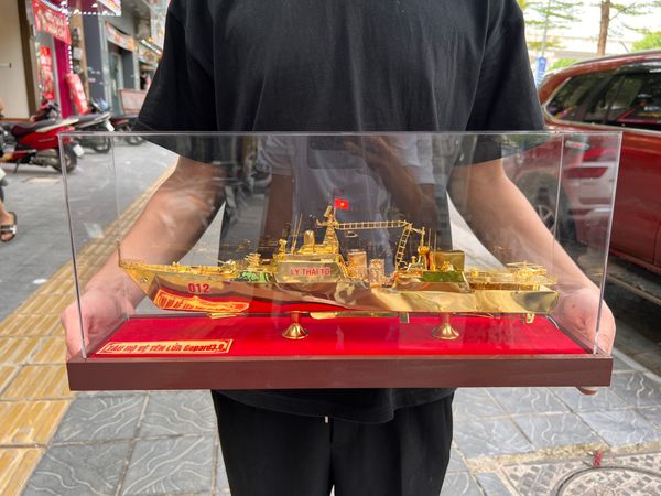 Mô hình tàu hạm đội tàu chiến Lý Thái Tổ bằng đồng mạ vàng 24K ngang 51 cao 25 sâu 14cm