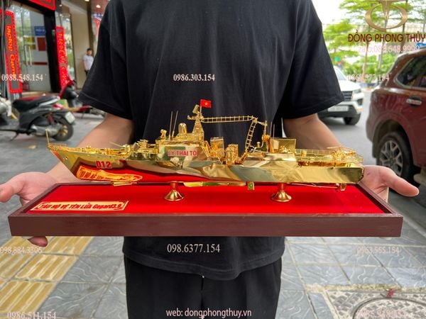 Mô hình tàu hạm đội tàu chiến Lý Thái Tổ bằng đồng mạ vàng 24K ngang 51 cao 25 sâu 14cm