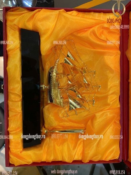 Thuyền buồm mạ vàng 24k ngang 19,5 cao 14 sâu 4,5cm