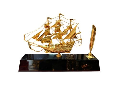 Thuyền buồm mạ vàng 24k ngang 19,5 cao 14 sâu 4,5cm