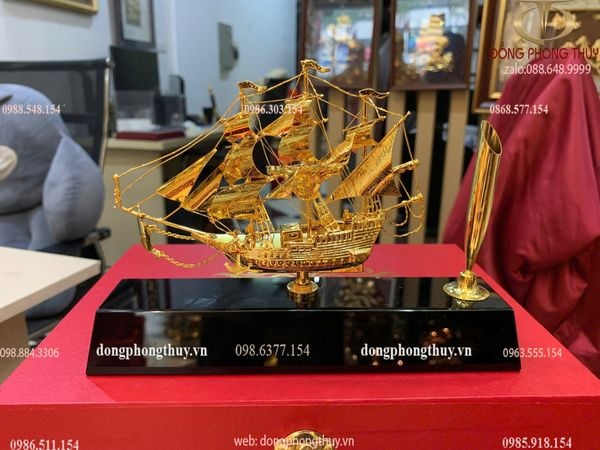 Thuyền buồm mạ vàng 24k ngang 19,5 cao 14 sâu 4,5cm