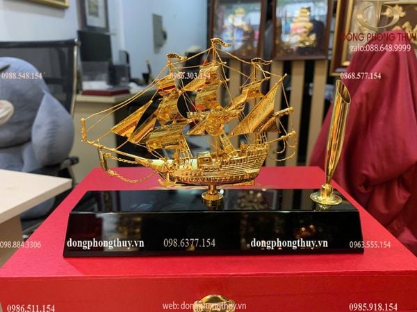 Thuyền buồm mạ vàng 24k ngang 19,5 cao 14 sâu 4,5cm