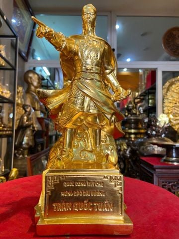 Tượng Trần Quốc Tuấn chỉ tay bằng đồng dát vàng 24K