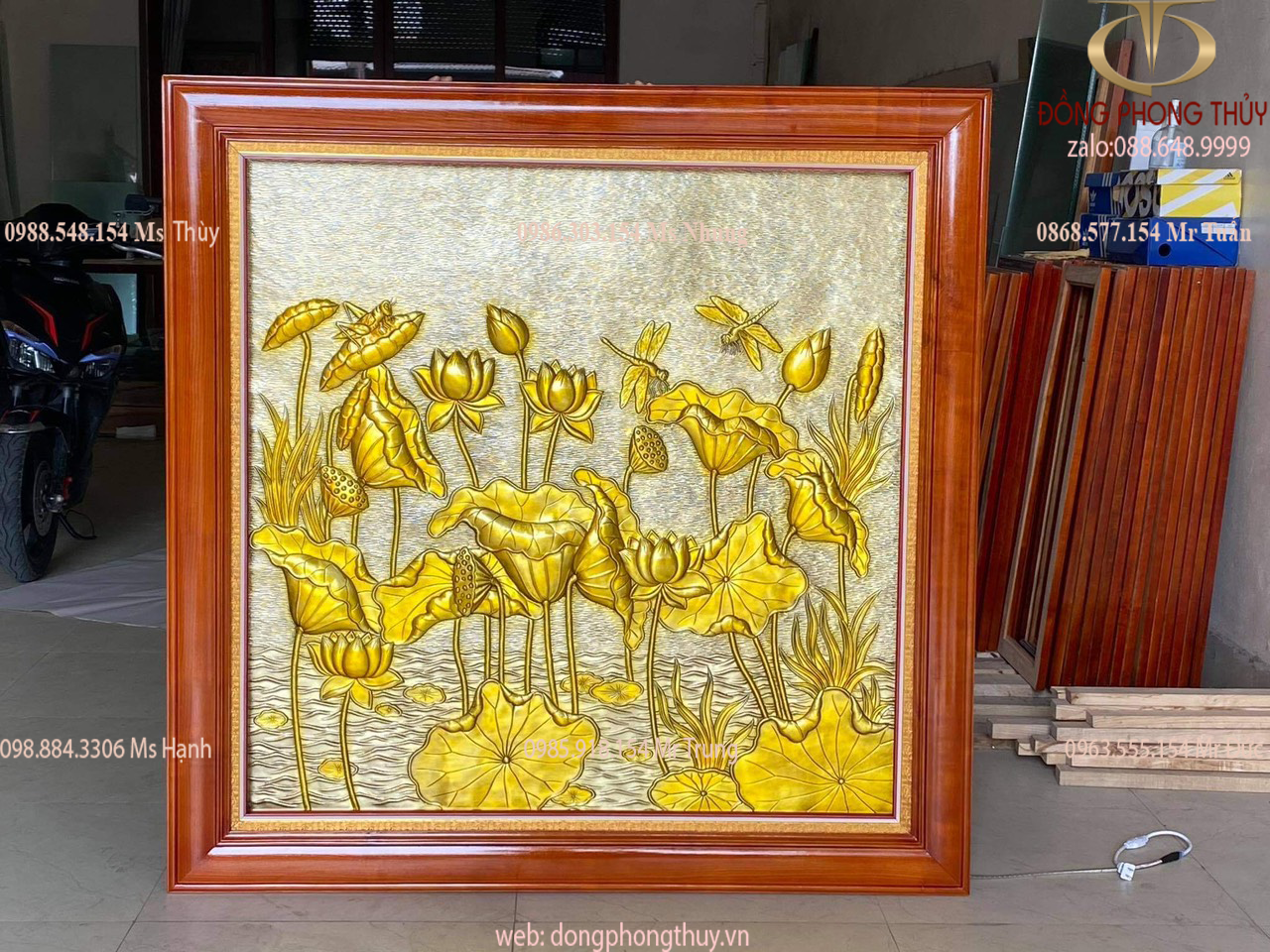 Tranh hoa sen mạ vàng