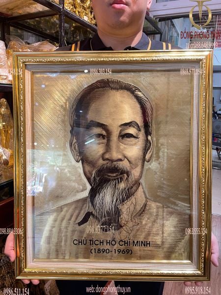 Tranh Bác Hồ bằng đồng nguyên tấm ăn mòn khung hoa văn 56x65cm