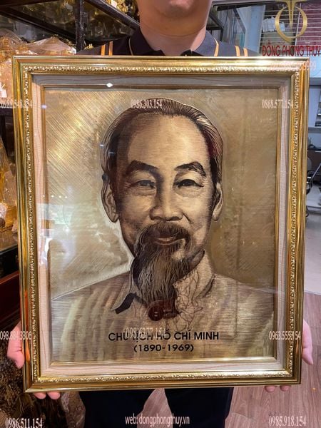 Tranh Bác Hồ bằng đồng nguyên tấm ăn mòn khung hoa văn 56x65cm
