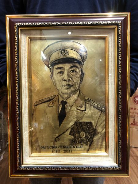 Tranh Bác Giáp bằng đồng