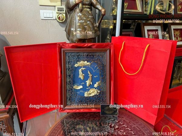 Tranh cá chép hoa sen bằng đồng mạ vàng 24k 25x32cm