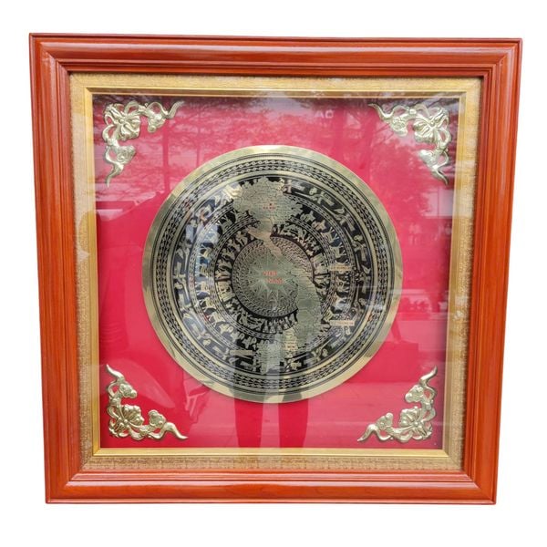 Tranh mặt trống đồng khung gỗ 68x68cm