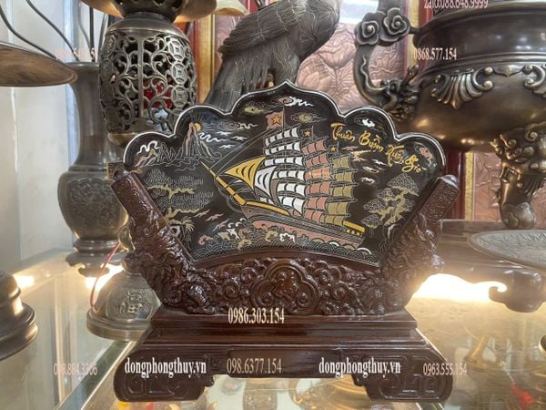 Tranh thuận buồm xuôi gió để bàn khảm ngũ sắc
