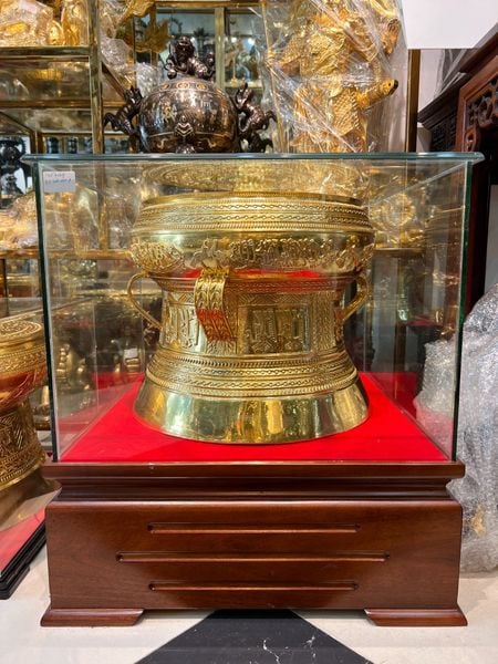 Trống đồng 40cm dát vàng 24K đôn hộp kính