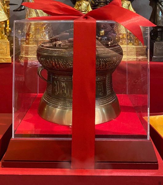 quả trống đồng đông sơn bằng đồng đường kính 20cm cao 15cm bao gồm kính mica hộp đỏ